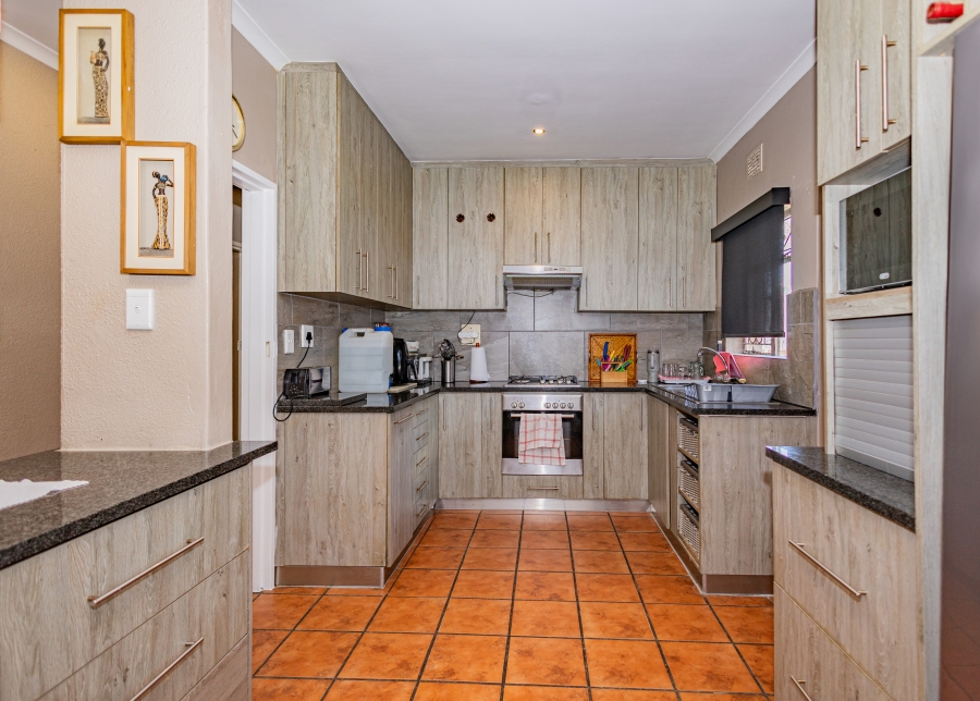 5 Bedroom Property for Sale in Peerless Park Western Cape